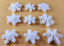 9 x Edible 3D 30mm Snowflakes Snow icing toppers, cake cupcakes decorations T063
