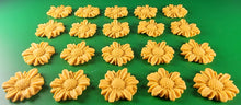 20 x Edible 3D 30mm daisies daisy flowers icing toppers, cake cupcakes decorations T015