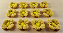 12 x Edible 3D 20mm flowers icing toppers, cake cupcakes decorations T106