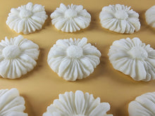 12 x Edible 3D 35mm Daisies, Daisy Flowers, icing toppers, cake cupcakes decorations T081
