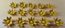 15 x Edible 3D Daisy Flowers Daisies icing toppers, cake cupcakes decorations T099