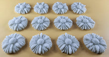 12 x Edible 3D 35mm Daisies, Daisy Flowers, icing toppers, cake cupcakes decorations T081