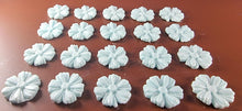20 x Edible 3D 25mm daisies daisy flowers icing toppers, cake cupcakes decorations T014