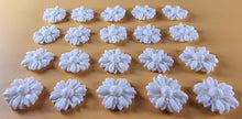 20 x Edible 3D 15mm daisies daisy flowers icing toppers, cake cupcakes decorations T017