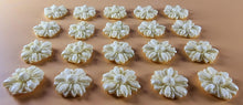 20 x Edible 3D 15mm daisies daisy flowers icing toppers, cake cupcakes decorations T017