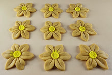 9 x Edible 3D 40mm Wild daffodil Flowers icing toppers, cake cupcakes T121