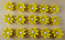 15 x Edible 3D Daisy Flowers Daisies icing toppers, cake cupcakes decorations T099