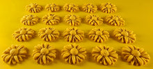 20 x Edible 3D 20mm daisies daisy flowers icing toppers, cake cupcakes decorations T016