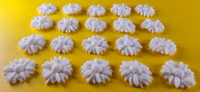 20 x Edible 3D 20mm daisies daisy flowers icing toppers, cake cupcakes decorations T016
