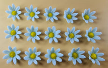 15 x Edible 3D Daisy Flowers Daisies icing toppers, cake cupcakes decorations T099