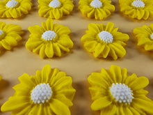 12 x Edible 3D 30mm Daisies Daisy flowers icing toppers, cake cupcakes T117
