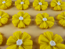 12 x Edible 3D 25mm Daisies Daisy flowers icing toppers, cake cupcakes T116