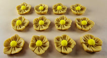 12 x Edible 3D 20mm flowers icing toppers, cake cupcakes decorations T105