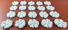 20 x Edible 3D 25mm daisies daisy flowers icing toppers, cake cupcakes decorations T014