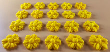 20 x Edible 3D 15mm daisies daisy flowers icing toppers, cake cupcakes decorations T017