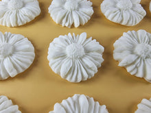 12 x Edible 3D 35mm Daisies, Daisy Flowers, icing toppers, cake cupcakes decorations T081