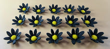 15 x Edible 3D Daisy Flowers Daisies icing toppers, cake cupcakes decorations T099