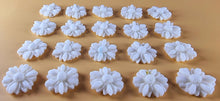 20 x Edible 3D 15mm daisies daisy flowers icing toppers, cake cupcakes decorations T017