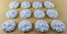 12 x Edible 3D 35mm Daisies, Daisy Flowers, icing toppers, cake cupcakes decorations T081