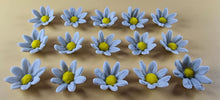 15 x Edible 3D Daisy Flowers Daisies icing toppers, cake cupcakes decorations T099