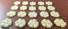20 x Edible 3D 25mm daisies daisy flowers icing toppers, cake cupcakes decorations T014