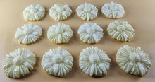 12 x Edible 3D 35mm Daisies, Daisy Flowers, icing toppers, cake cupcakes decorations T081