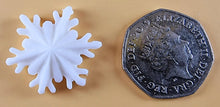9 x Edible 3D 30mm Snowflakes Snow icing toppers, cake cupcakes decorations T063