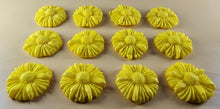 12 x Edible 3D 35mm Daisies, Daisy Flowers, icing toppers, cake cupcakes decorations T081