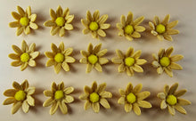 15 x Edible 3D Daisy Flowers Daisies icing toppers, cake cupcakes decorations T099