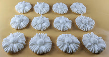 12 x Edible 3D 35mm Daisies, Daisy Flowers, icing toppers, cake cupcakes decorations T081