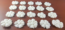 20 x Edible 3D 25mm daisies daisy flowers icing toppers, cake cupcakes decorations T014