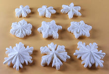 9 x Edible 3D 30mm Snowflakes Snow icing toppers, cake cupcakes decorations T063
