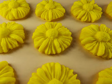 12 x Edible 3D 35mm Daisies, Daisy Flowers, icing toppers, cake cupcakes decorations T081