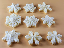 9 x Edible 3D 30mm Snowflakes Snow icing toppers, cake cupcakes decorations T063