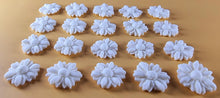 20 x Edible 3D 15mm daisies daisy flowers icing toppers, cake cupcakes decorations T017