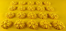 20 x Edible 3D 20mm daisies daisy flowers icing toppers, cake cupcakes decorations T016