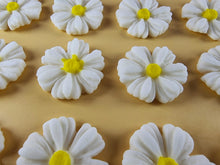 12 x Edible 3D 25mm Daisies Daisy flowers icing toppers, cake cupcakes T116