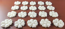 20 x Edible 3D 25mm daisies daisy flowers icing toppers, cake cupcakes decorations T014