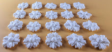 20 x Edible 3D 15mm daisies daisy flowers icing toppers, cake cupcakes decorations T017