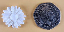 20 x Edible 3D 20mm daisies daisy flowers icing toppers, cake cupcakes decorations T016