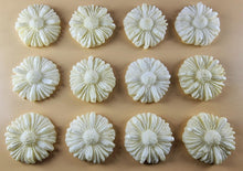 12 x Edible 3D 35mm Daisies, Daisy Flowers, icing toppers, cake cupcakes decorations T081