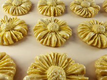 12 x Edible 3D 35mm Daisies, Daisy Flowers, icing toppers, cake cupcakes decorations T081