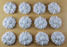 12 x Edible 3D 35mm Daisies, Daisy Flowers, icing toppers, cake cupcakes decorations T081