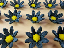 15 x Edible 3D Daisy Flowers Daisies icing toppers, cake cupcakes decorations T099