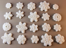 20 x Edible 3D 30mm Mixed Size Snowflakes icing toppers, cake cupcakes decorations T054