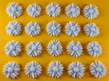 20 x Edible 3D 20mm daisies daisy flowers icing toppers, cake cupcakes decorations T016