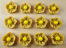 12 x Edible 3D 20mm flowers icing toppers, cake cupcakes decorations T105