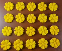 20 x Edible 3D 25mm daisies daisy flowers icing toppers, cake cupcakes decorations T014