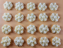 20 x Edible 3D 15mm daisies daisy flowers icing toppers, cake cupcakes decorations T017