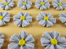 12 x Edible 3D 25mm Daisies Daisy flowers icing toppers, cake cupcakes T116